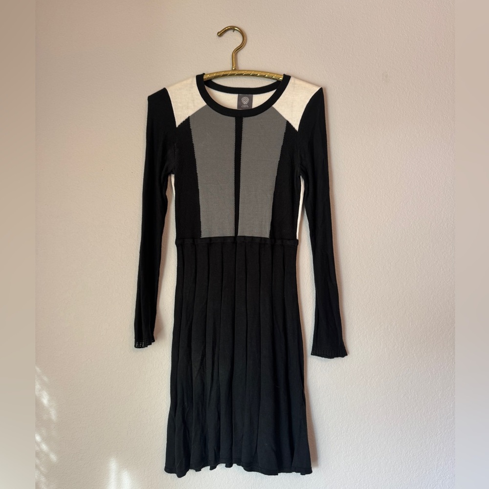 Vince Camuto - Black, white, grey knitted knee length dress - Size M